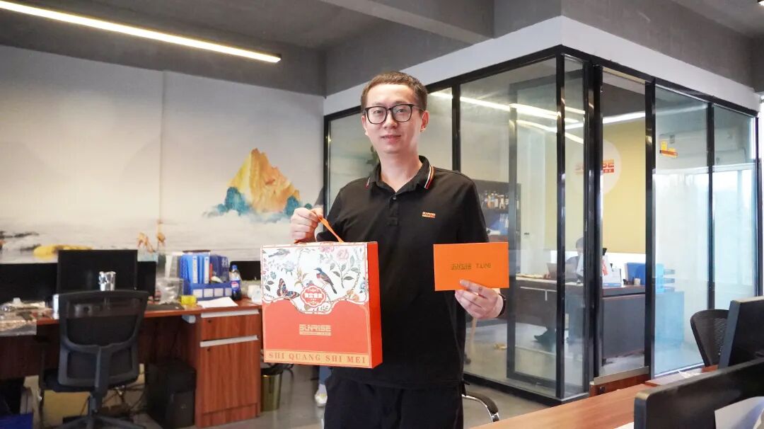 公司职员手拿礼盒9.jpg